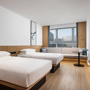 Guest room 2 Twin or Single Beds City view
